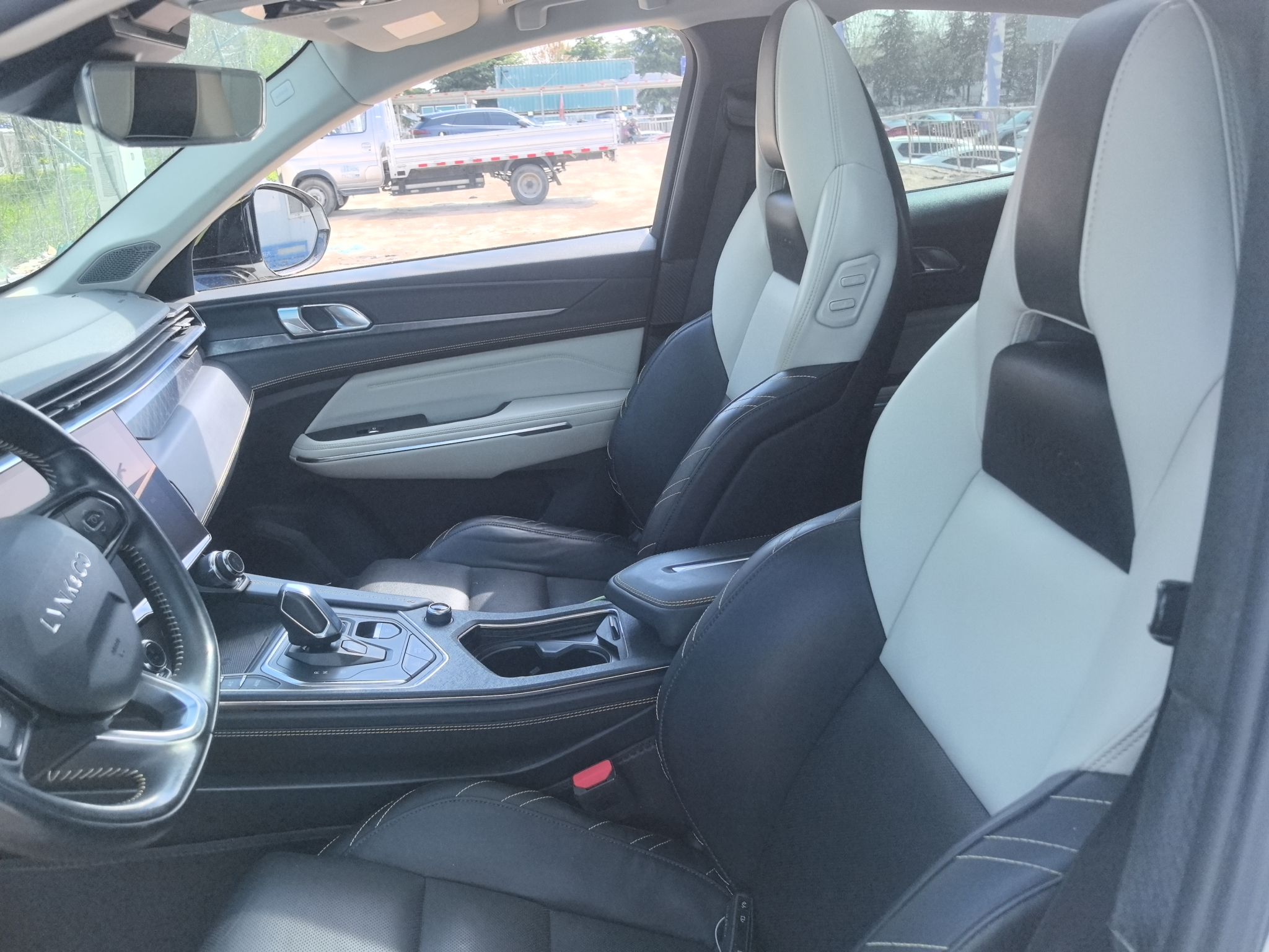 المقاعد الأمامية داخل السيارة