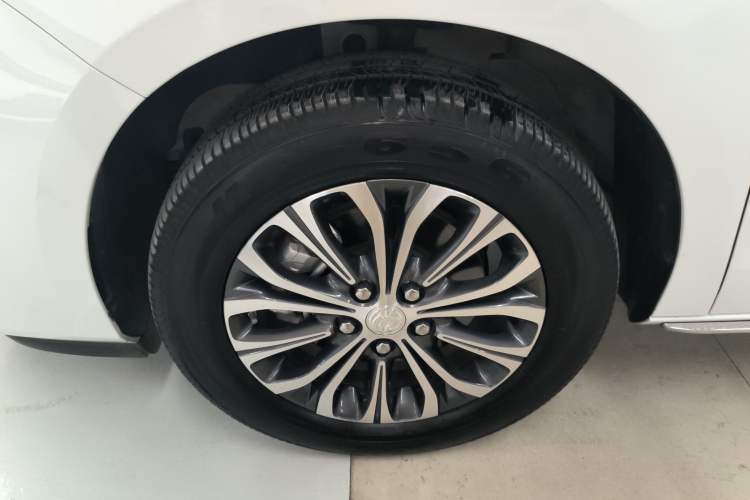 Used Buick GL8 2023 Facelifted Land Cruiser Executive Luxury Version Left Front Wheel Hub