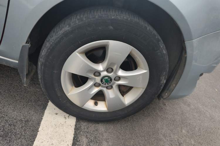 Used Skoda Fabia 2012 1.4L Automatic Crystal Edition Right Front Wheel Hub