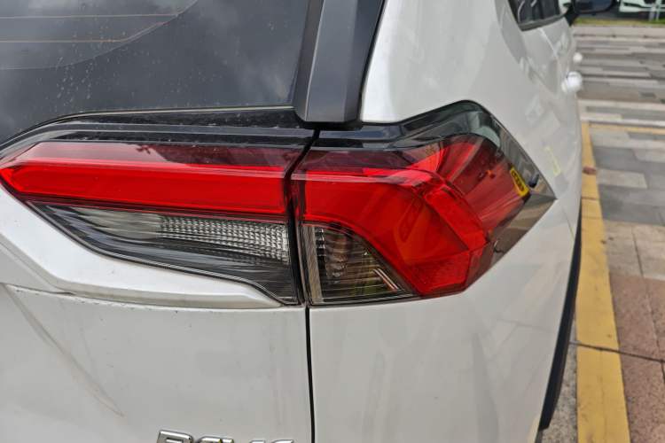 Used Toyota RAV4 2021 Revised Version Dual-Motor Hybrid 2.5L E-CVT Two-Wheel Drive Elite Edition Right Rear Taillight