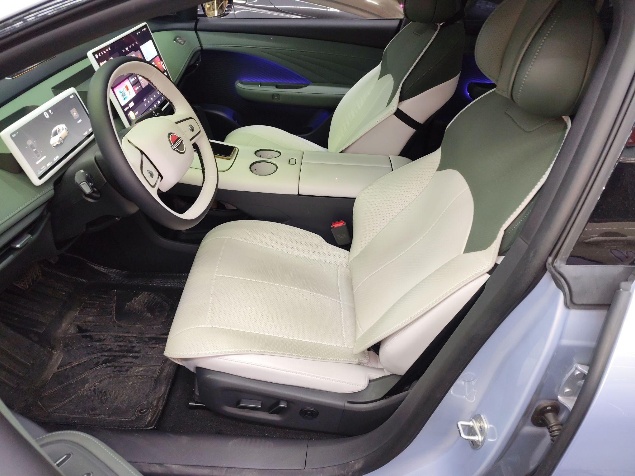 المقاعد الأمامية داخل السيارة