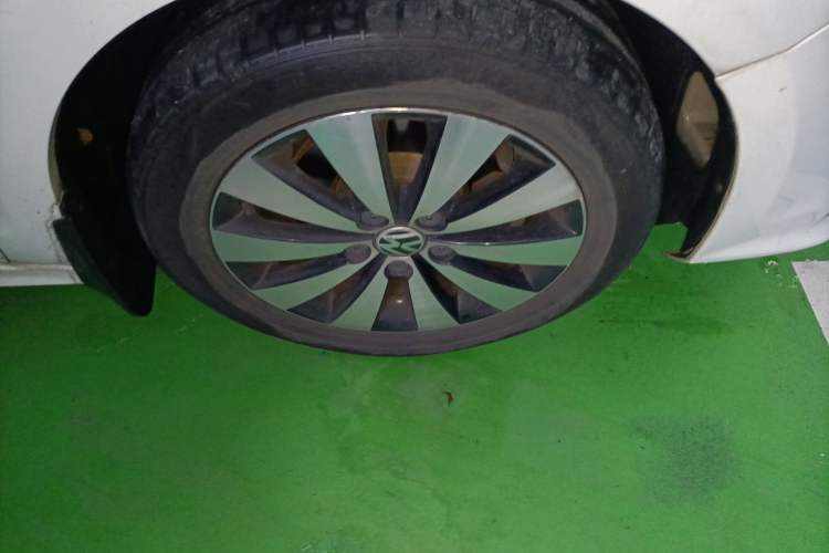 Used Volkswagen Sagitar 2018 1.6L Automatic Comfort Model Right Front Wheel Hub