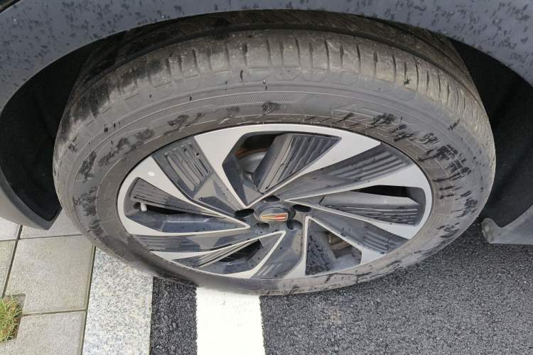 Used Hongqi HS7 PHEV 2024 2.0T PHEV Four-Wheel Drive Flagship Edition 6 Seats Left Front Wheel Hub