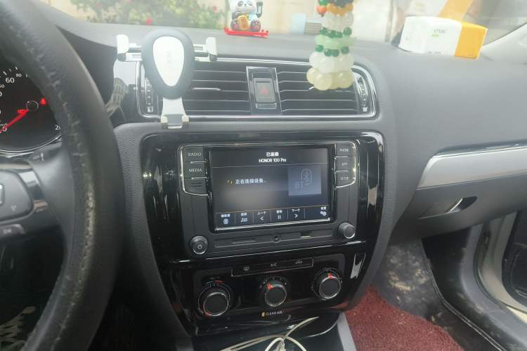 Used Volkswagen Sagitar 2018 1.6L Manual Comfort Model Audio And AC Panel