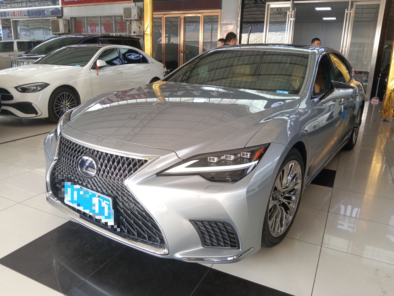 تحت مقدمة السيارة