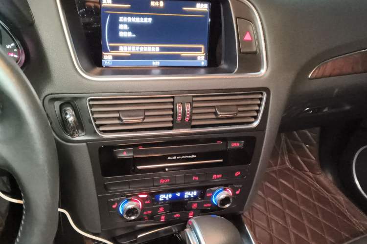 Used Audi Q5 2017 40 TFSI Comfort Model Audio And AC Panel