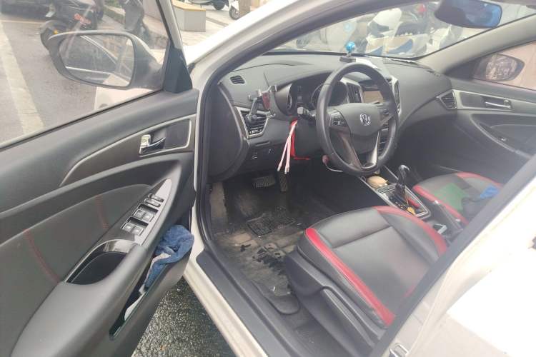 Used CHANGAN Eado 2015 1.6L Automatic Junku Model China IV Standard Driver Seat