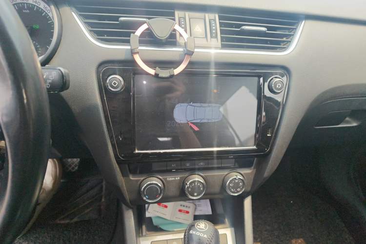 Used Skoda Octavia 2018 Station Wagon TSI230 DSG Luxury Edition Audio And AC Panel