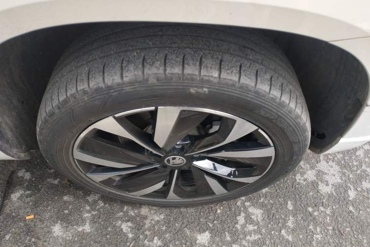 Used Skoda Karoq 2022 TSI280 Prestige Edition Right Front Wheel Hub