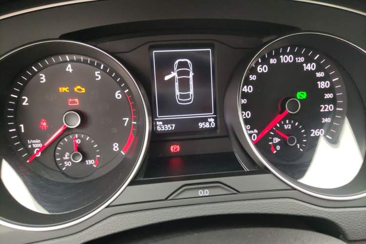 Used Volkswagen Magotan 2018 280TSI DSG Comfort Model Odometer Close Up