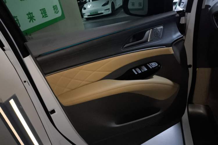 Used Denza D9 2022 EV 600 Four-Wheel Drive Prestige Model
