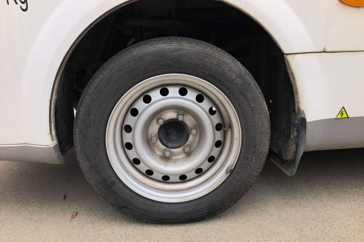 Used Guangtong Auto makeup Logistics Vehicle 2024 3.1T 2-Seater 4.99-Meter All-Electric Closed Cargo Van with 41.86 kWh