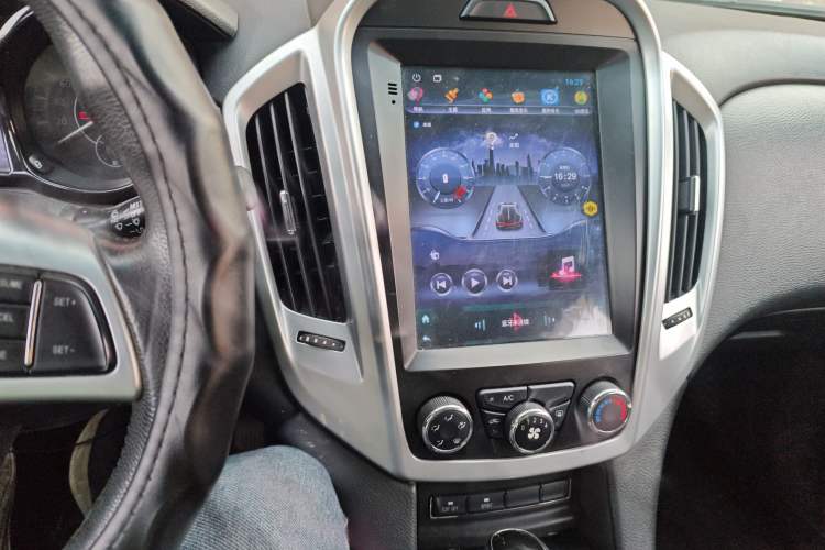 Used JMC Yusheng S350 2013 2.4T Automatic 2WD Diesel Luxury Edition 5 Seats
