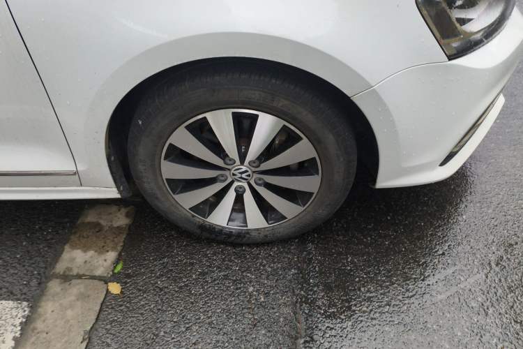 Used Volkswagen Sagitar 2017 180TSI Automatic Luxury Edition Right Front Wheel Hub