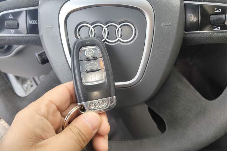 Used Audi A4L 2012 2.0 TFSI automatic Comfort trim level