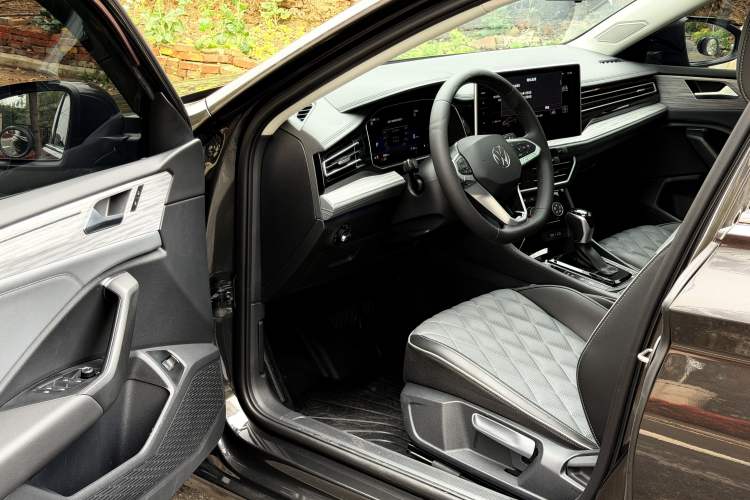 Used Volkswagen Sagitar 2025 300TSI DSG Excellence Edition Driver Seat