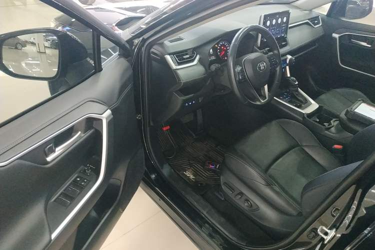 Used Toyota Wildlander 2022 2.0L CVT Two-Wheel Drive Luxury PLUS Edition Driver Seat