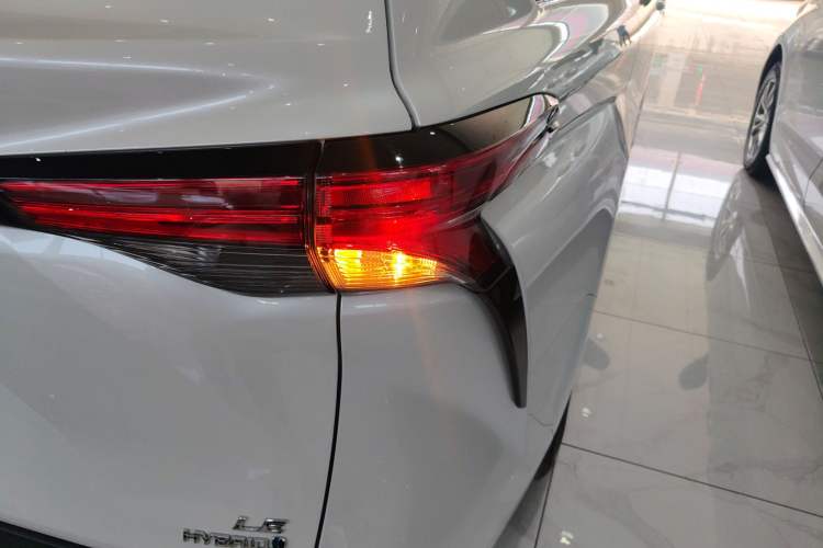 Used Toyota SIENNA 2023 2.5L Hybrid Comfort Edition Right Rear Taillight