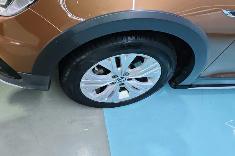 Used Volkswagen C-TREK 2017 1.6L Automatic Comfort Model Left Front Wheel Hub