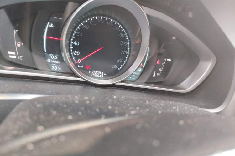 Used Volvo V40 2013 2.0T Zhiya Edition Odometer Close Up