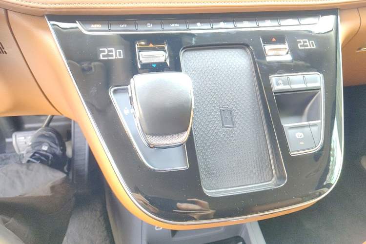 Used Hongqi HQ9 2023 2.0T Smart Connect Flagship Edition Gear Lever