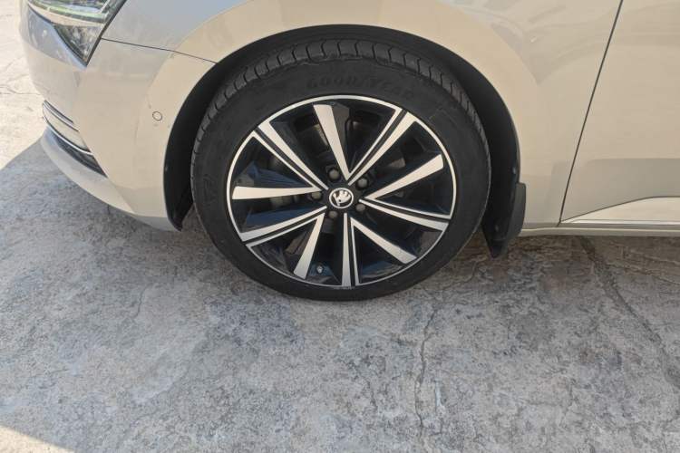 Used Skoda Superb 2022 TSI330 DSG Luxury Edition Left Front Wheel Hub