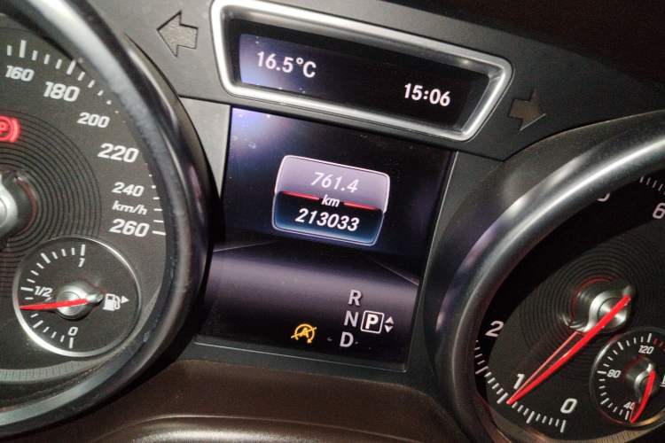 Used Mercedes-Benz GLE 2015 GLE 400 4MATIC Odometer Close Up