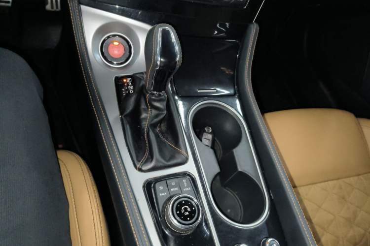 Used Nissan Maxima 2016 2.5L XV Ultimate Edition Gear Lever