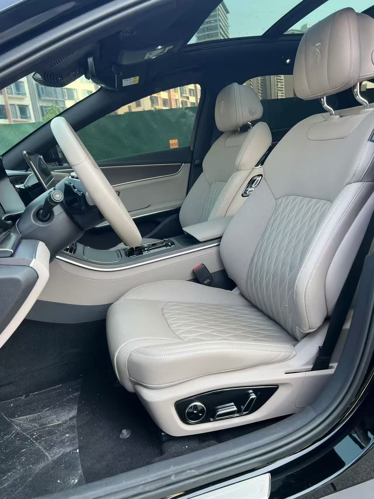 المقاعد الأمامية داخل السيارة