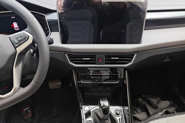 Used Volkswagen Tayron 2024 300TSI Two-Wheel-Drive Luxury Plus Advanced Version Audio And AC Panel