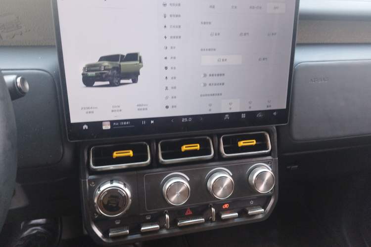 Used iCAR V23 2025 501 Four-Wheel Drive Intelligent Driving Version Audio And AC Panel