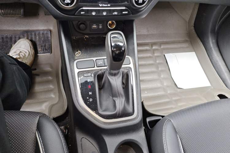 Used Hyundai ix25 2015 1.6L Automatic Two-Wheel-Drive Deluxe DLX Model
