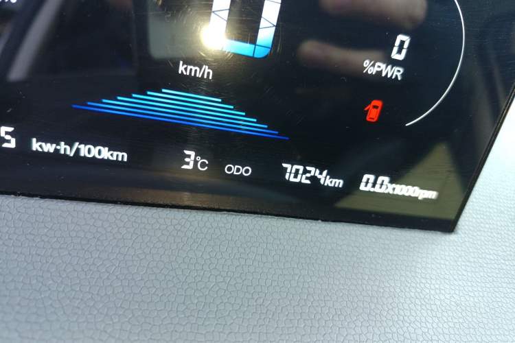 Used Chery QQ Domi 2025 Model 305km Comfort Edition Odometer Close Up