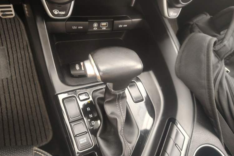 Used Kia KX7 2017 2.0T Automatic Two-Wheel Drive GLS 7-Seater Gear Lever