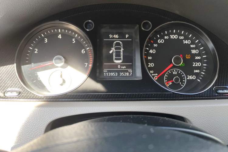 Used Volkswagen Magotan 2015 Facelift 1.8TSI Luxury Model Odometer Close Up