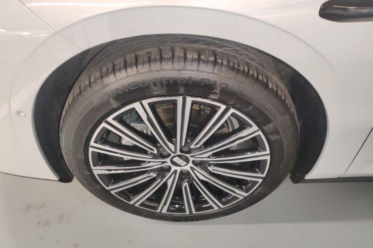 Used Geely Galaxy 8 2025 130km EM-i Flagship Edition Exterior 4