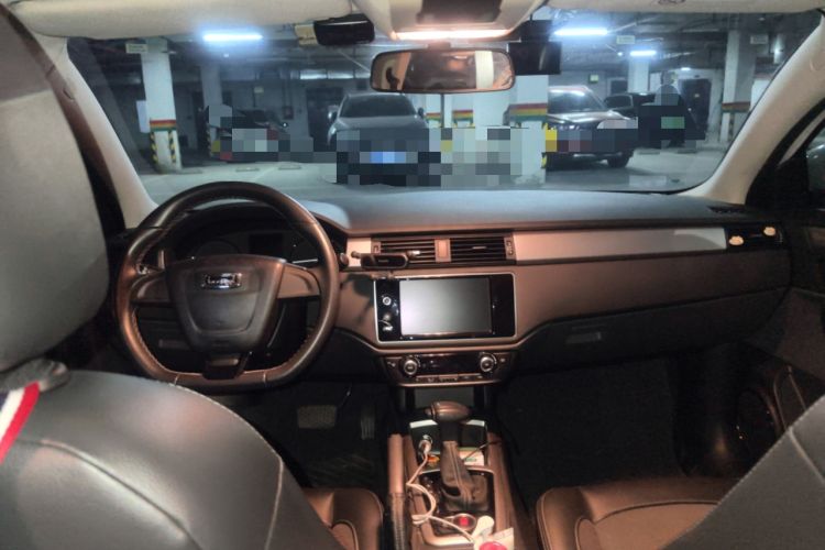 Used Qoros 3 2014 Sedan 1.6L Automatic Zhiyue Model Center Console