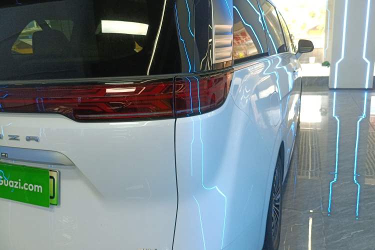 Used Denza D9 2022 DM-i 1040 Prestige Model