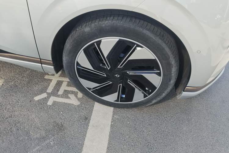 Used Dongfeng eπ eπ008 2024 210Max Range-Extended Version 6 Seats Right Front Wheel Hub