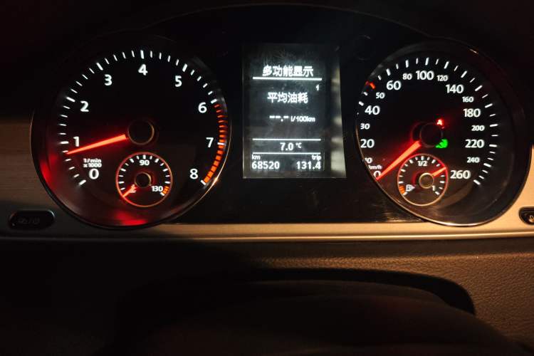 Used Volkswagen Magotan 2015 1.8TSI Advanced Model Odometer Close Up