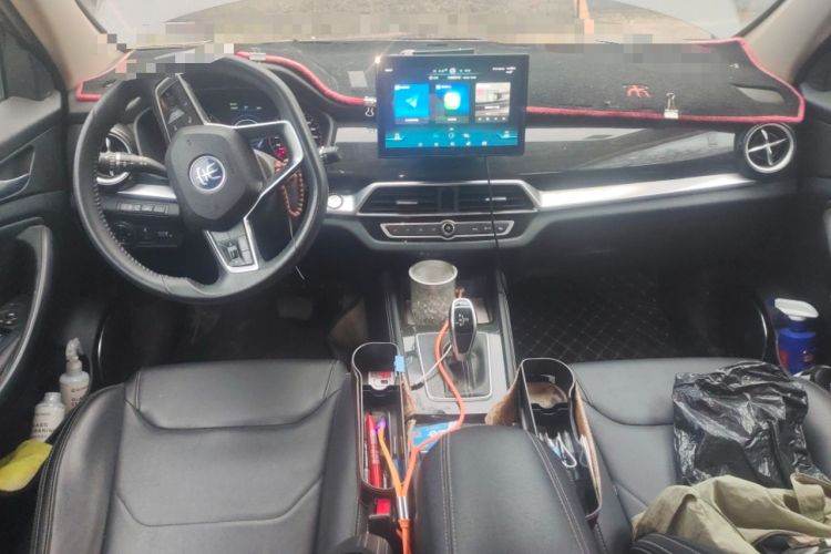 Used BYD Song 2021 Classic Edition 1.5T Automatic Elite Model Center Console