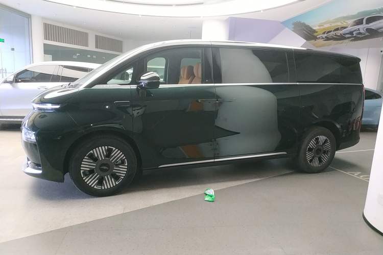 Used Geely Galaxy LEVC L380 2024 140-Degree 6-Seater All-Wheel-Drive Ultra
