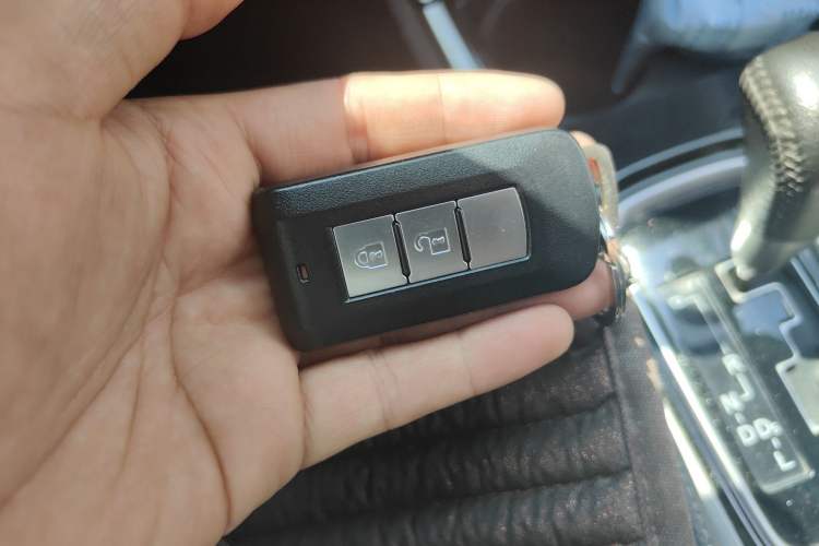 Used Mitsubishi Outlander 2017 2.0L Two-Wheel Drive Glory Edition 5 Seats Vehicle Key