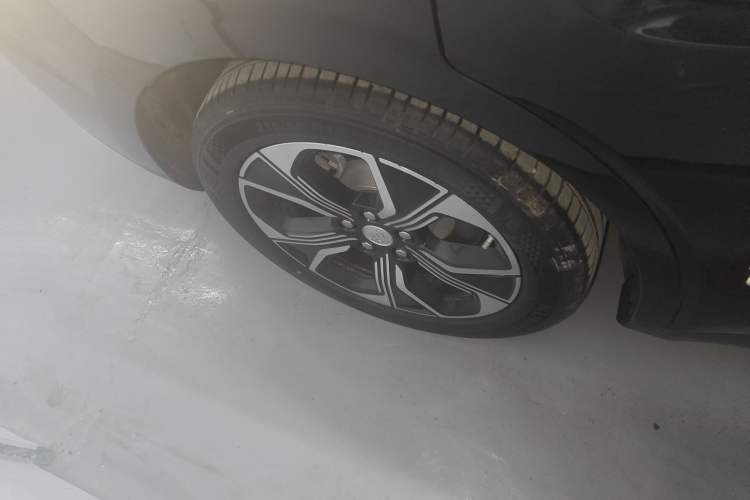 Used Hongqi E-QM5 2023 Base Travel Edition Right Rear Wheel Hub