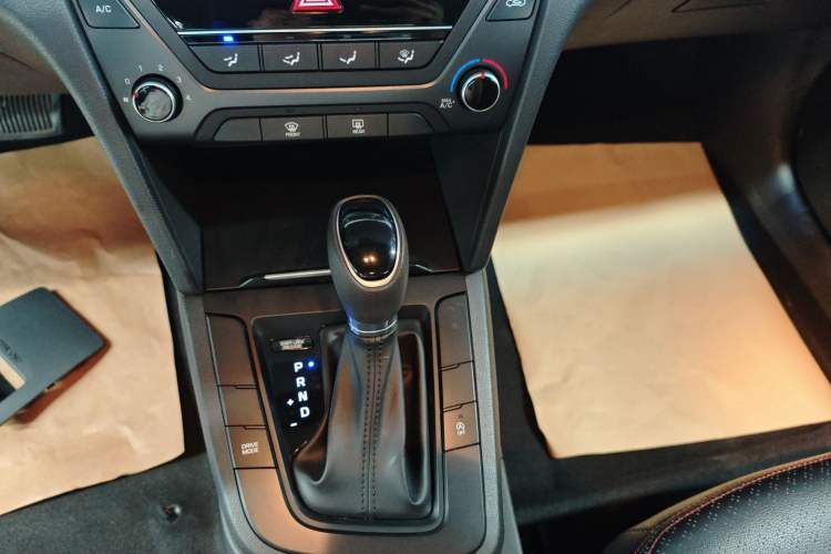 Used Hyundai Elantra (6th Generation / Lingdong) 2018 1.4T Dual-Clutch Xuan Dong · Dynamic Edition Gear Lever