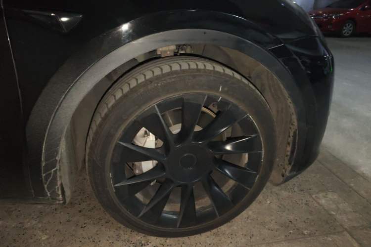 Used Tesla Model Y 2021 Standard Range Rear-Wheel Drive Version Right Front Wheel Hub