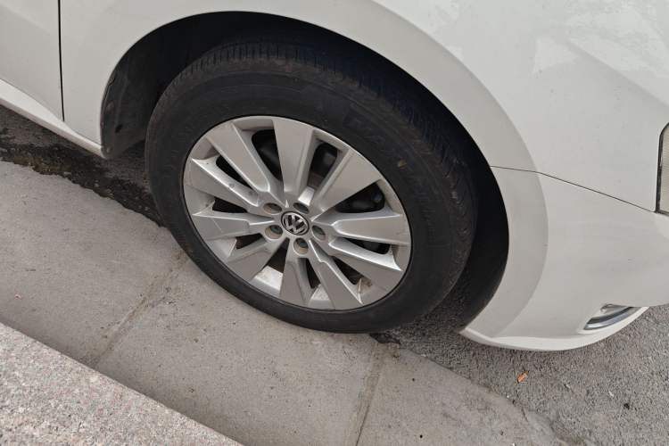 Used Volkswagen Lavida 2013 Restyled Classic 1.6L Manual Comfort Edition Right Front Wheel Hub