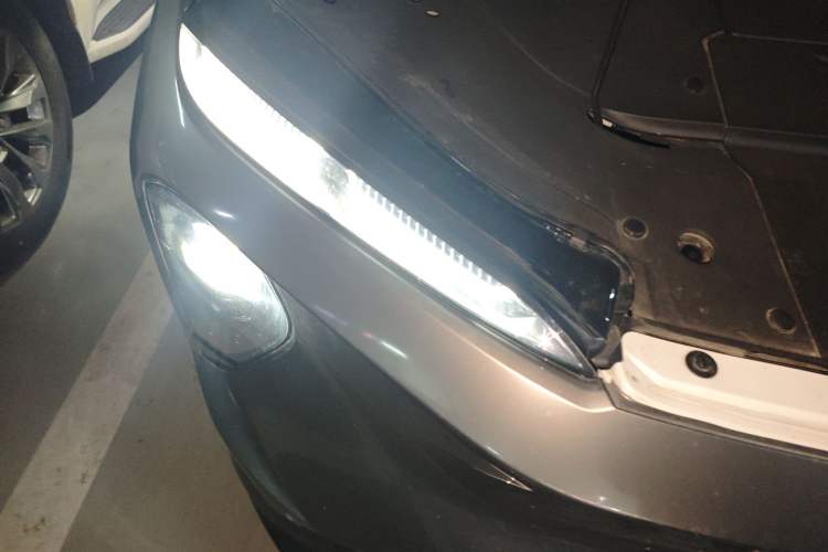 Used Nio ES7 2022 75 kWh Right Front Headlight