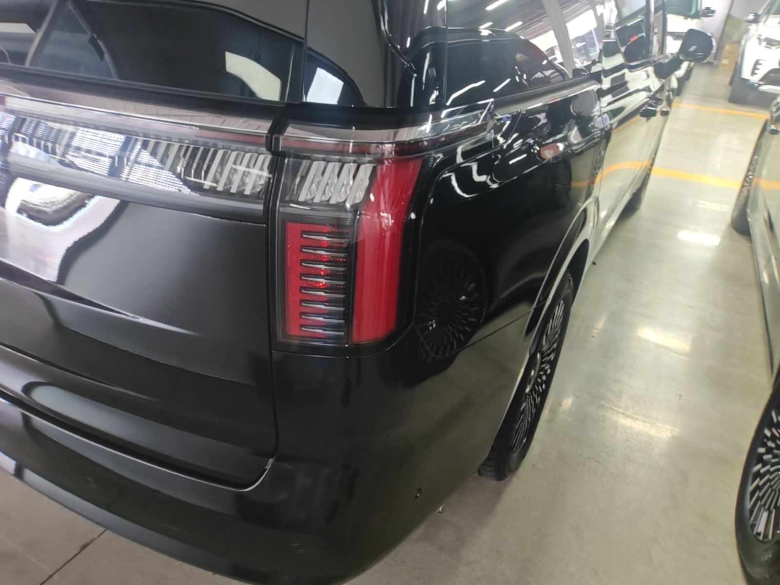 Zeekr 009 2024 Six-Seat Executive Version 4WD 108 kWh — снимка 9