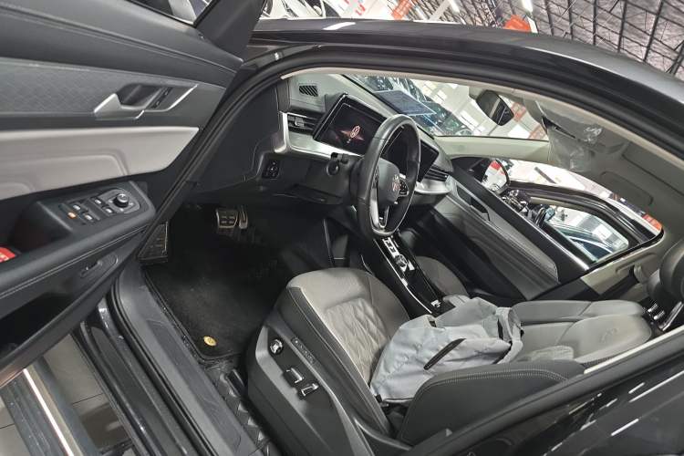 Used Volkswagen Tavendor 2024 380TSI All-Wheel-Drive R-Line Cruise Premium Edition Driver Seat